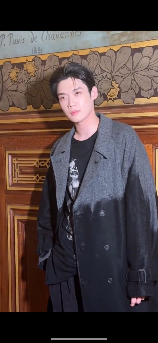 zenly999's tweet photo. Kim Yoon Sik looks insanely handsome in today's outfit. Yohji Yamamoto and Yoon Sik are honestly a match made in heaven!

KIMYOONSIK YOHJIYAMAMOTO SS27  #YohjiYamamotoxKIMYOONSIK  #YOONSIKPFWSS27 https://t.co/7bqC1kxPKn