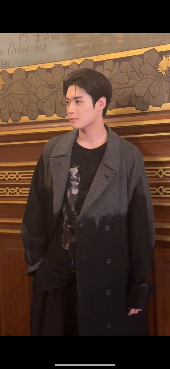 zenly999's tweet photo. Kim Yoon Sik looks insanely handsome in today's outfit. Yohji Yamamoto and Yoon Sik are honestly a match made in heaven!

KIMYOONSIK YOHJIYAMAMOTO SS27  #YohjiYamamotoxKIMYOONSIK  #YOONSIKPFWSS27 https://t.co/7bqC1kxPKn