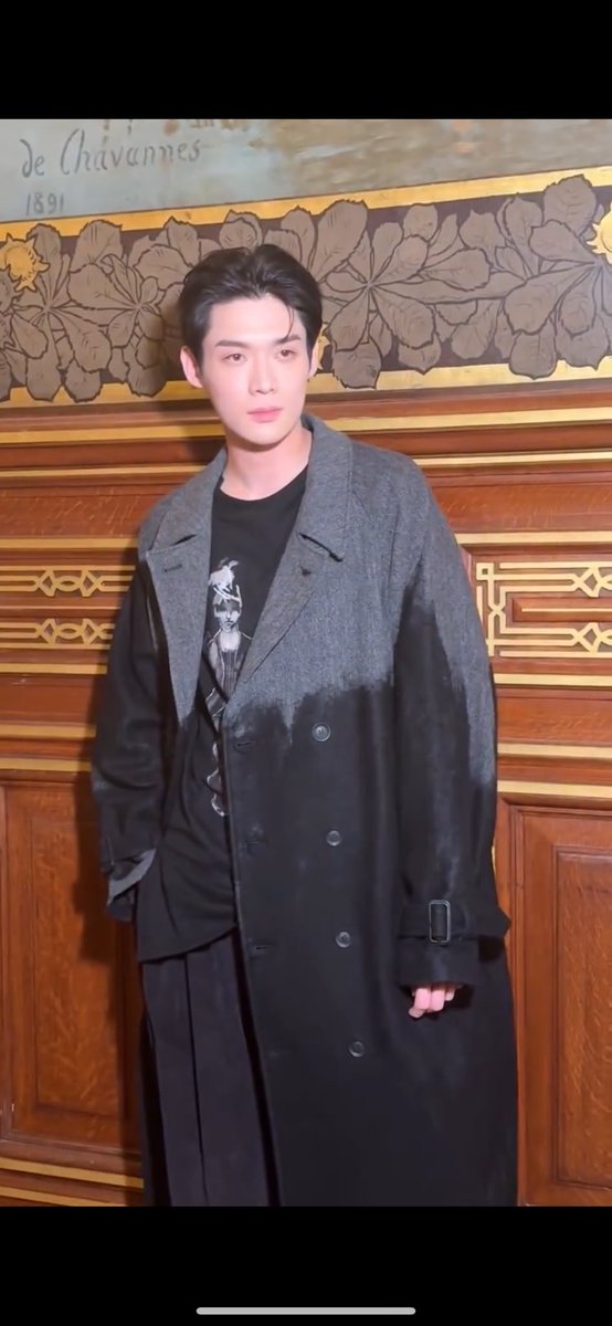 zenly999's tweet photo. Kim Yoon Sik looks insanely handsome in today's outfit. Yohji Yamamoto and Yoon Sik are honestly a match made in heaven!

KIMYOONSIK YOHJIYAMAMOTO SS27  #YohjiYamamotoxKIMYOONSIK  #YOONSIKPFWSS27 https://t.co/7bqC1kxPKn