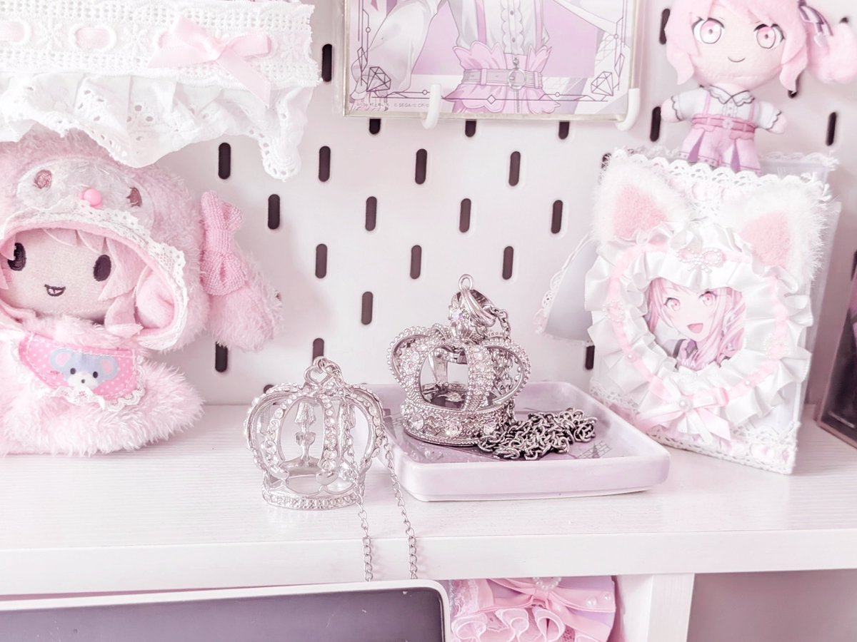 babykittyena's tweet photo. the crown necklaces r having a mog off on m desk https://t.co/DC9Xicr4uW
