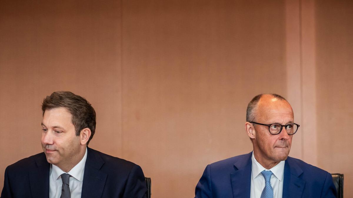 AZ_Augsburg's tweet photo. Zuckersteuer, Pflege, Rente, bald der Haushalt: Nach den Landtagswahlen stehen zentrale Projekte der Bundesregierung auf der Kippe. Umso wichtiger wäre es jetzt, Ruhe zu bewahren. Ein Kommentar. https://t.co/UWhLPcS77z https://t.co/Kmb2ZITOxb