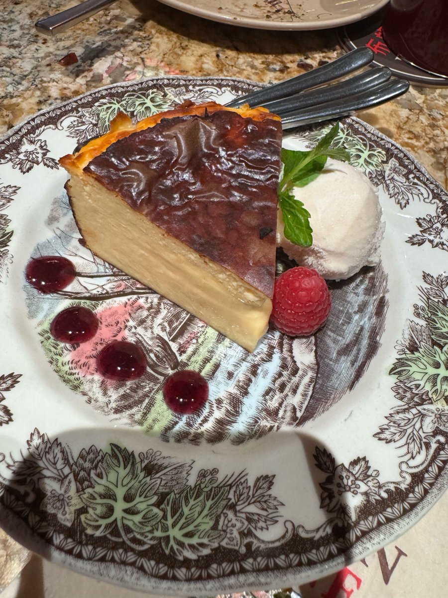 JosephineWesku's tweet photo. Menú especial de Fiesta: paella de marisco + flan de coco. No te lo pierdas hoy! （节日特餐：海鲜饭+椰子布丁，今天别错过！） https://t.co/m5UZrnYiUu