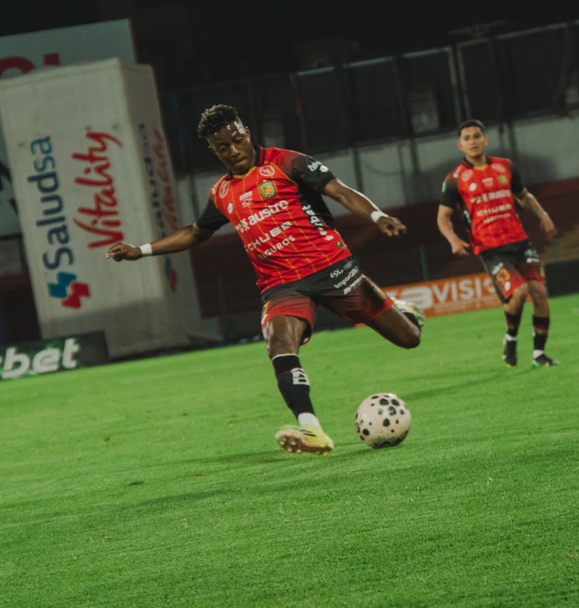 directfutbolec's tweet photo. 🚨🇪🇨⚽️ #DCuenca🔴⚫ regresó a los entrenamientos
Después de sostener una reunión con el presidente del Club, se retomó la práctica.
El acuerdo fue que en estos días al menos cancelarán un mes de los 3 pendientes
ℹ️: @ViviSanchezBoni para #DirectFutbol https://t.co/cFEItRnDds