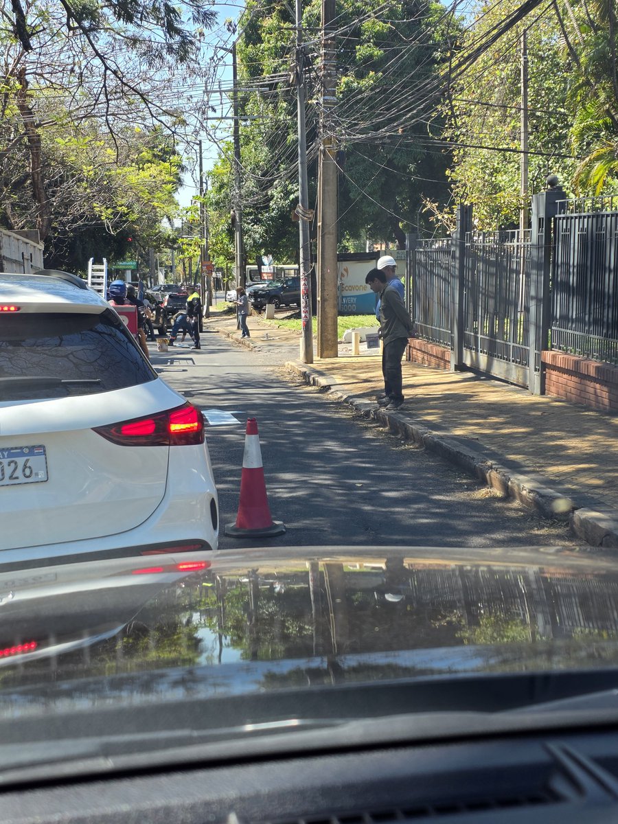 EFSantagada's tweet photo. Rompiendo las bolas con pintura en el pavimento hecho pelota para mostrar "gestión" en la previa a las elecciones y complicando el tránsito al pedo. ¿A quienes pretenden tomar por boludos @luisbello_asu ? https://t.co/Uf093S3qpJ