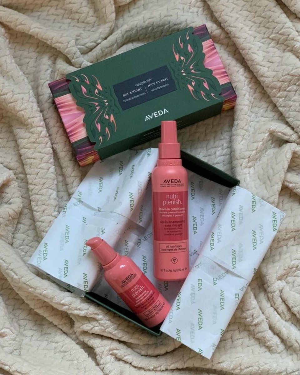 la_bevy's tweet photo. This Christmas, gift deeply hydrated, repaired hair with the power of nature. Create a personalized set with your favorite products, like Nutriplenish Leave-In Conditioner and Replenishing Overnight Serum for soft, radiant hair. https://t.co/l0Q94dhJq1