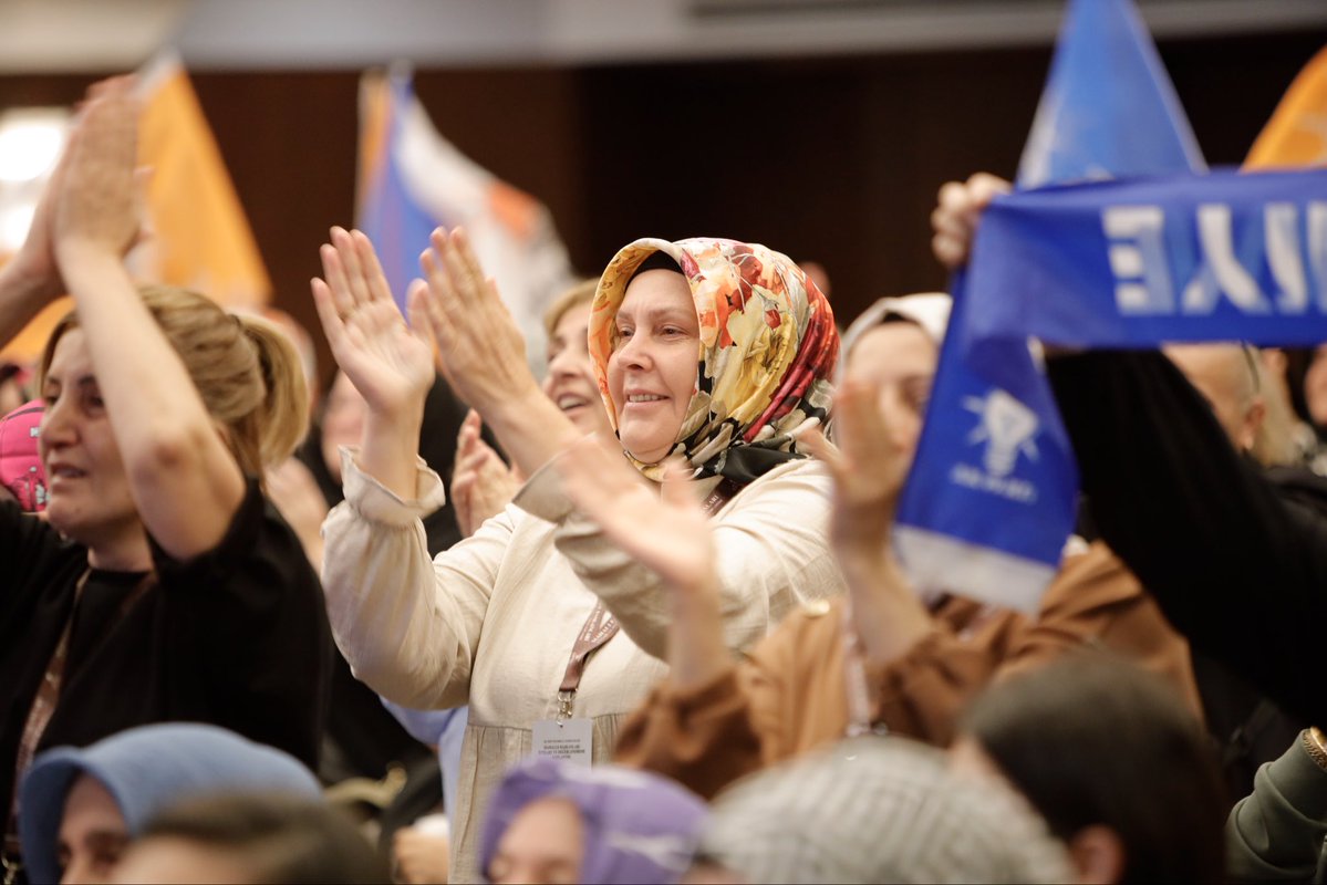 akkadinistanbul's tweet photo. Mahalle Başkanları İstişare ve Değerlendirme Toplantımızda, siyasetin hafızasına ve teşkilat tecrübesine uzanan kıymetli bir buluşma gerçekleştirdik.

Genel Merkez Siyasi ve Hukuki İşler Birim Başkanımız Sayın @Hayati_Yazici’nın anlatımıyla “Siyasetin Hafızası” programında; geçmişten bugüne siyasetin birikimini, tecrübelerin teşkilat hayatındaki karşılığını ve siyasi hafızanın önemini konuştuk.

Tecrübenin aktarıldığı, hafızanın canlı tutulduğu bu buluşmayla #BizimHikayemiz’i konuşmaya devam ettik.