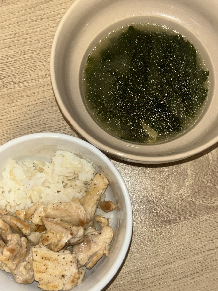 zkzeue's tweet photo. 닭, 밥과 국 https://t.co/0KXMp1XCn2