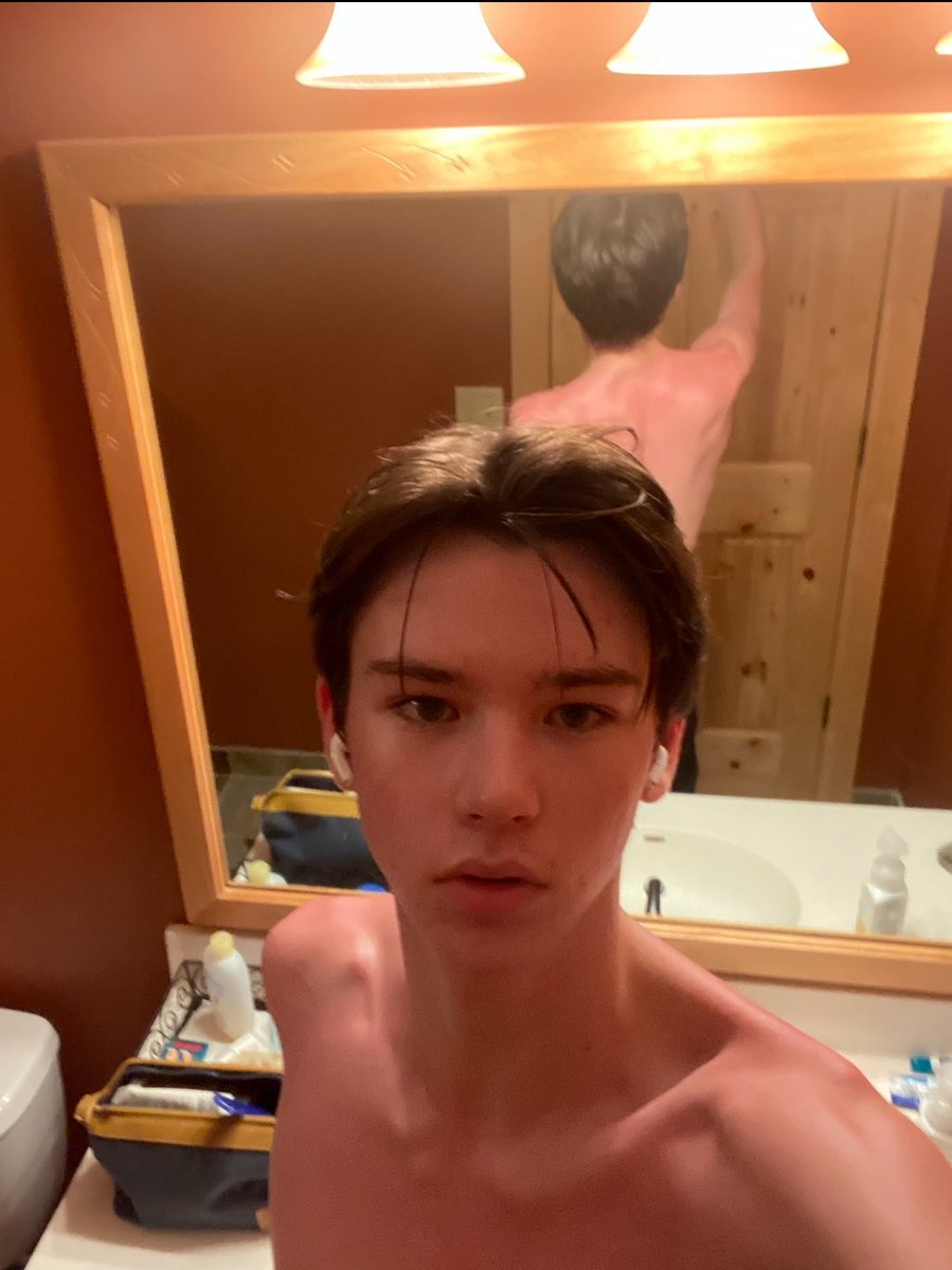 youngdegeneracy's tweet photo. Me burnt asf at 16 https://t.co/aTfVHp6REO
