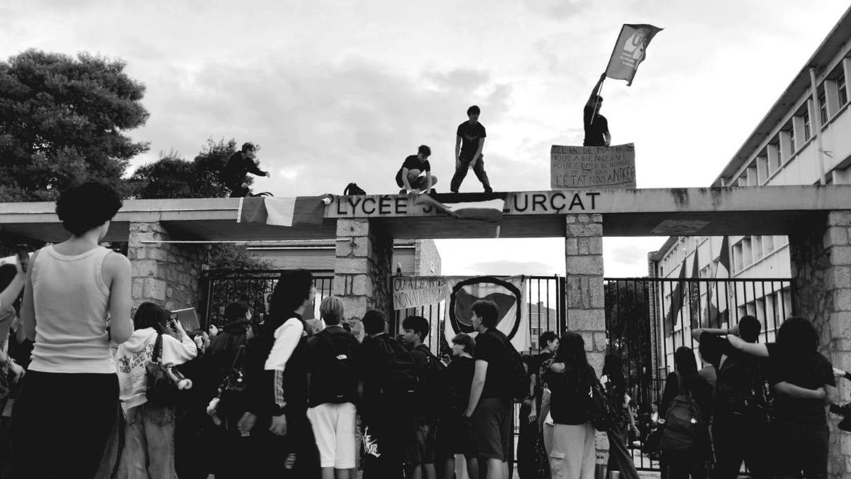 Endavant_OSAN's tweet photo. ✊ Les estudiants de la Catalunya Nord per una educació pública i de qualitat 

La revolta educativa s’estén de punta a punta del país, com a punta de llança per guanyar uns serveis públics al servei de les classes populars https://t.co/tO0ALZLIKX