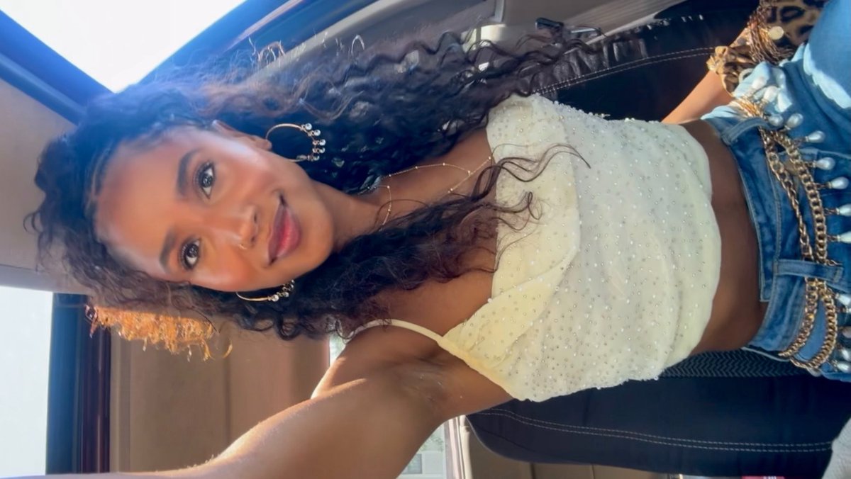 aaSLAYah's tweet photo. don’t mind my deo crumbs 🫣😂#NewProfilePic https://t.co/GsEc8Arn34