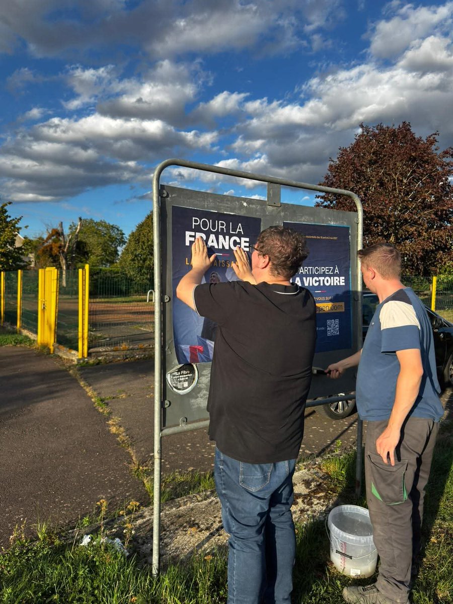 rnj_54's tweet photo. La jeunesse de Meurthe-et-Moselle en action ! 🚀

Nos militants ont sillonné notre territoire cette semaine pour faire passer le message de Marine Le Pen dans toutes les boîtes aux lettres.

L'alternance se construit sur le terrain, jour après jour. 🇫🇷 https://t.co/HQFPL5l5ys