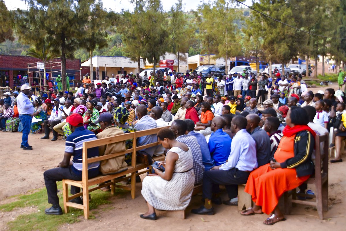 RwandaNorth's tweet photo. Kuri iki gicamunsi, Guverineri @gahundemaurice yasuye abaturage b’Umurenge wa Mbogo, Akagari ka Bukoro muri @rulindodistrict. Bagiranye ibiganiro byibanze ku guca inzoga zitujuje ubuziranenge, kwitabira igihembwe cy’ihinga 2027 A. kwitabira amatora y’inzego zegerejwe abaturage... https://t.co/f13jB6w831