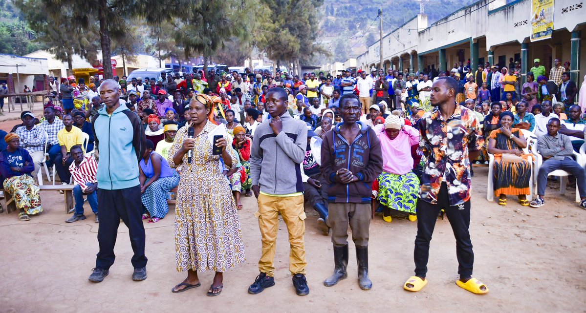 RwandaNorth's tweet photo. Kuri iki gicamunsi, Guverineri @gahundemaurice yasuye abaturage b’Umurenge wa Mbogo, Akagari ka Bukoro muri @rulindodistrict. Bagiranye ibiganiro byibanze ku guca inzoga zitujuje ubuziranenge, kwitabira igihembwe cy’ihinga 2027 A. kwitabira amatora y’inzego zegerejwe abaturage... https://t.co/f13jB6w831