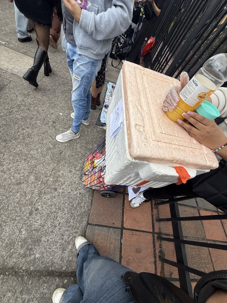 emi170701's tweet photo. Amigas estoy por la entrada 2 vendiendo empanadas y pasteles de yuca a 3 mil acá estoy con mi mamita si me ven cómprenos amix https://t.co/mvzT0uAiZm