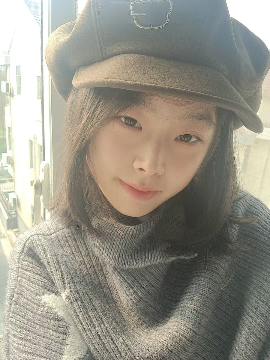 Yu1wenyz's tweet photo. 放置了两张摆拍图、
这个帽子超级大（并且非常显脸小…🐰
今天和很多温柔可爱的女孩互动了…🥺非常开心所以、不如熬个大夜吧
#女同 #les #wlw https://t.co/xTdIbVsaEe
