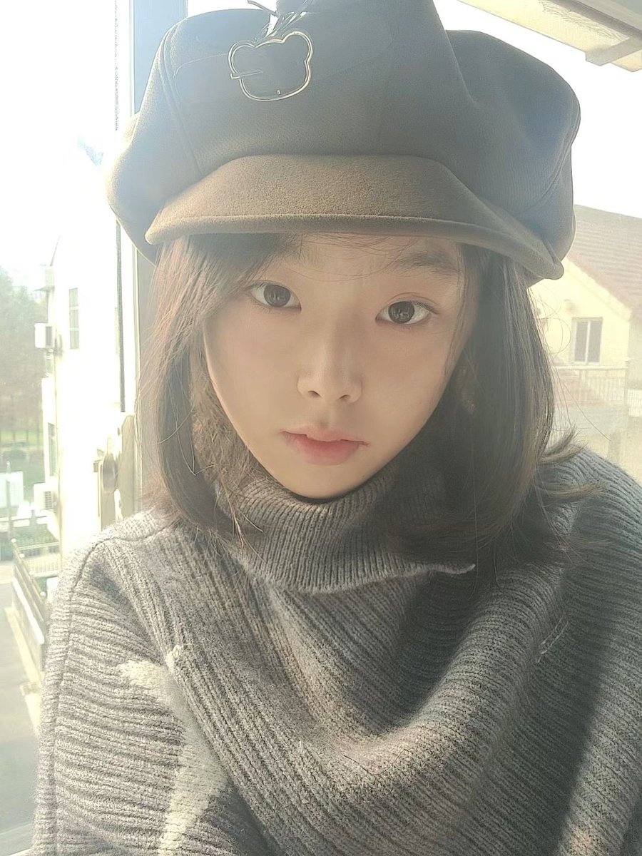Yu1wenyz's tweet photo. 放置了两张摆拍图、
这个帽子超级大（并且非常显脸小…🐰
今天和很多温柔可爱的女孩互动了…🥺非常开心所以、不如熬个大夜吧
#女同 #les #wlw https://t.co/xTdIbVsaEe