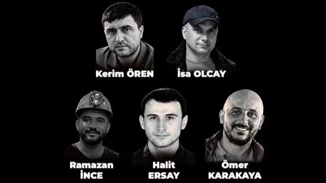 _tevhidgundemi's tweet photo. Soma’da maden göçüğü: 5 işçi hayatını kaybetti

🔻 Manisa’nın Soma ilçesinde İmbat Madencilik’e ait yeraltı linyit ocağında 1 Ekim’de meydana gelen göçükte 7 işçi göçük altında kaldı. Arama-kurtarma çalışmalarında işçilerden 5’inin hayatını kaybettiği, 2’sinin yaralı kurtarıldığı bildirildi.

🔻 Olayla ilgili soruşturma kapsamında, aralarında şirket genel müdürünün de bulunduğu 9 kişi gözaltına alındı. Göçüğün kesin nedeni ise bilirkişi incelemesinin ardından belirlenecek.