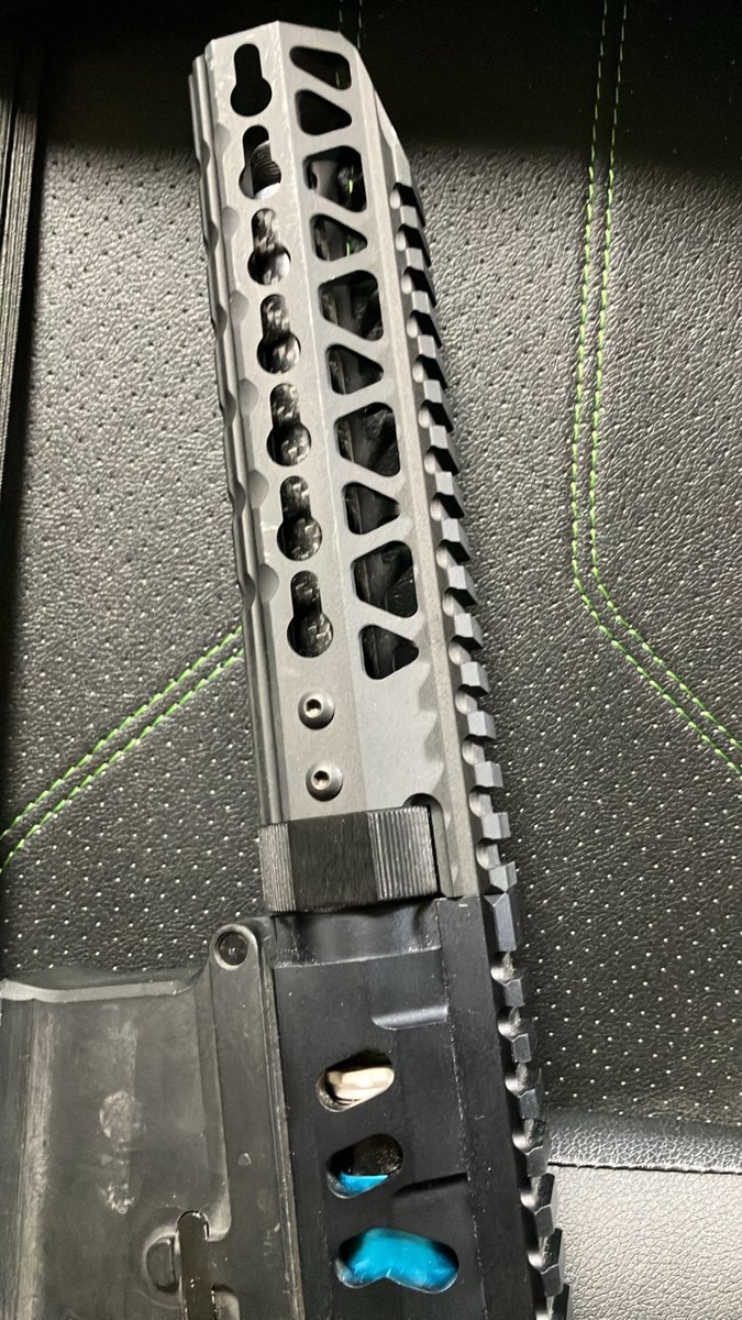 mojasanmojamoja's tweet photo. #ミリタリー物販

頼まれ物です。 
ちょっと前のもじゃカスタム。
レトロ・レシーバー ロア樹脂タイプ
ツーフィンガーで撃つためトリガーガード部切ってます。
キーモッドハンドガード メカボSTD 
カーボンアウター(もじゃ製作)
DSG 無限モーター黒金(逆転防止機構)
ASTER SE
とにかく中身は全部やってます。
200K 送別 3N 引渡しは相談下さい。
詳しく？はDM下さい。

よろしくお願いいたします。
