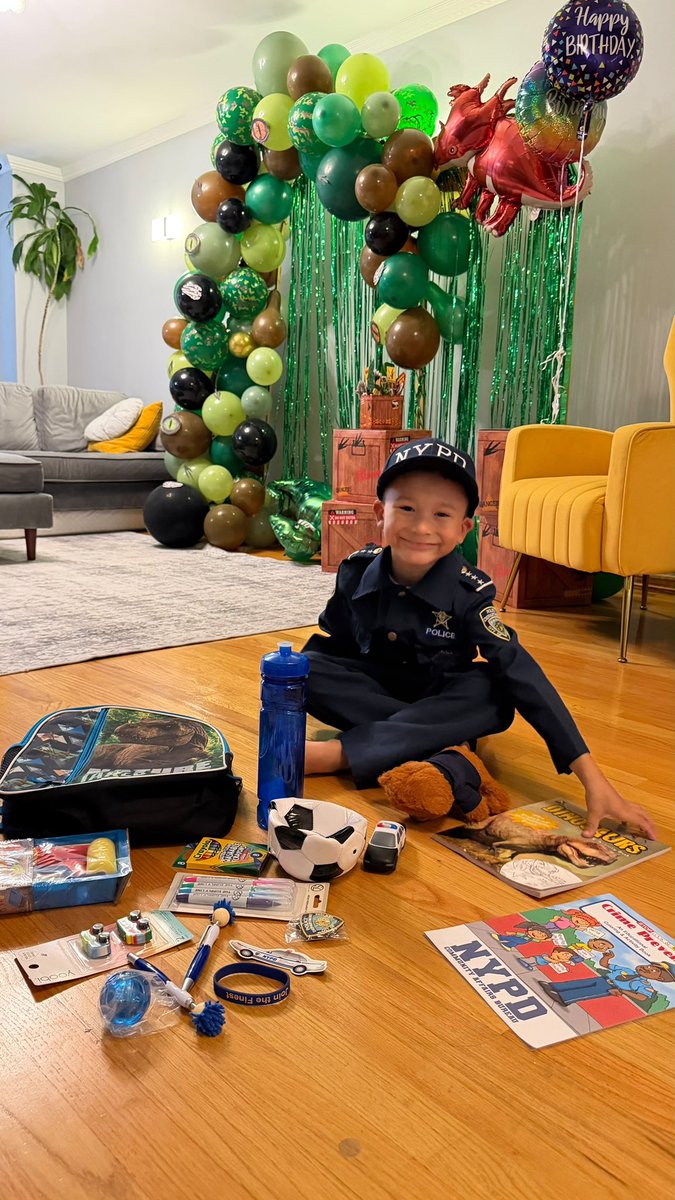 NYPD61Pct's tweet photo. We had the pleasure of surprising Charles on his 5th birthday! It was wonderful to help make his special day a little more memorable. We wish you a very happy birthday filled with laughter, good health, and many great memories!

Happy Birthday, Charles! 🥳 https://t.co/t5QjAT9yJx