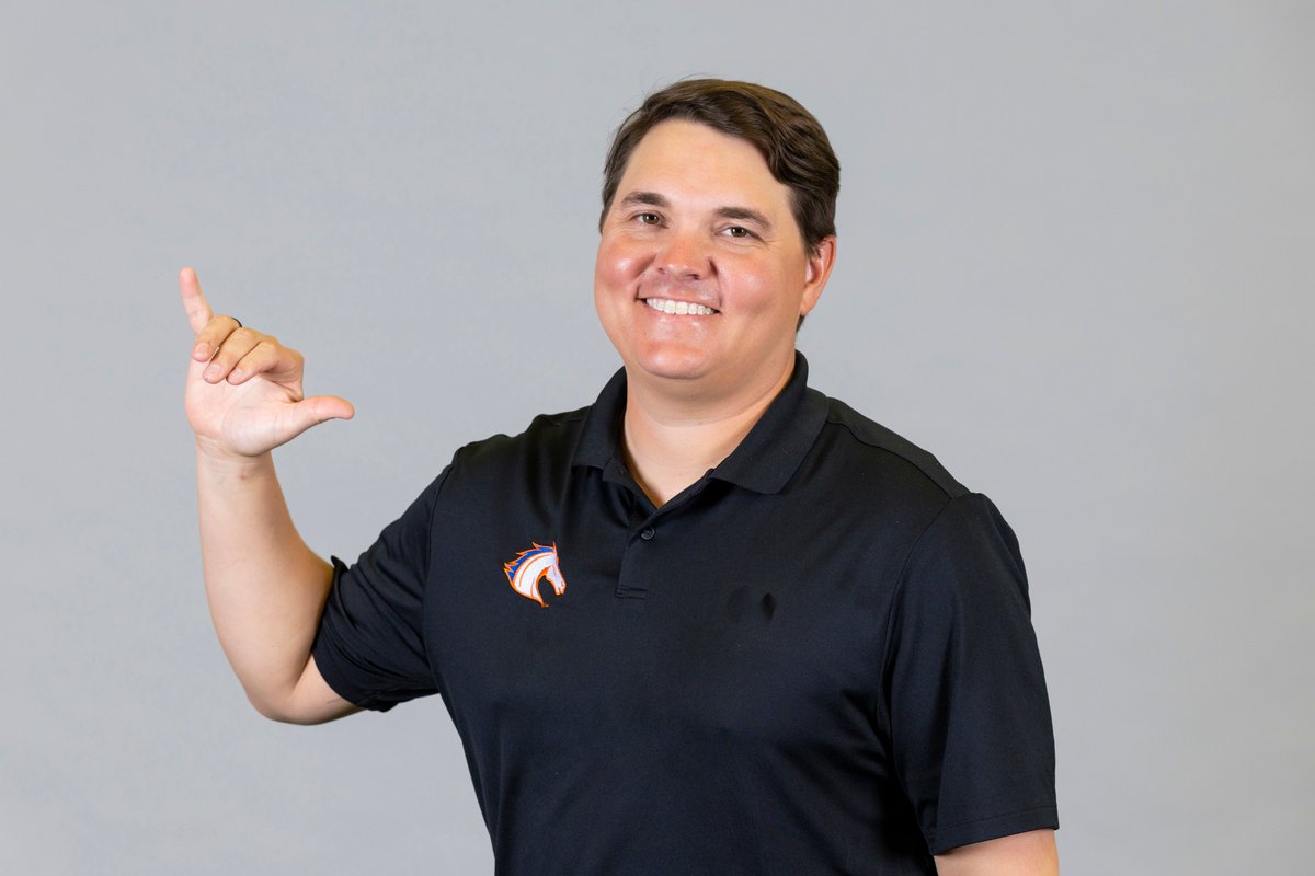 UTAMavsSB's tweet photo. HAPPY BIRTHDAY COACH HUNTER!🥳🤙

Wishing you the best on your special day! Thank you for everything!

#BuckEm🐎 | #817Made https://t.co/EVj6QqgrDP