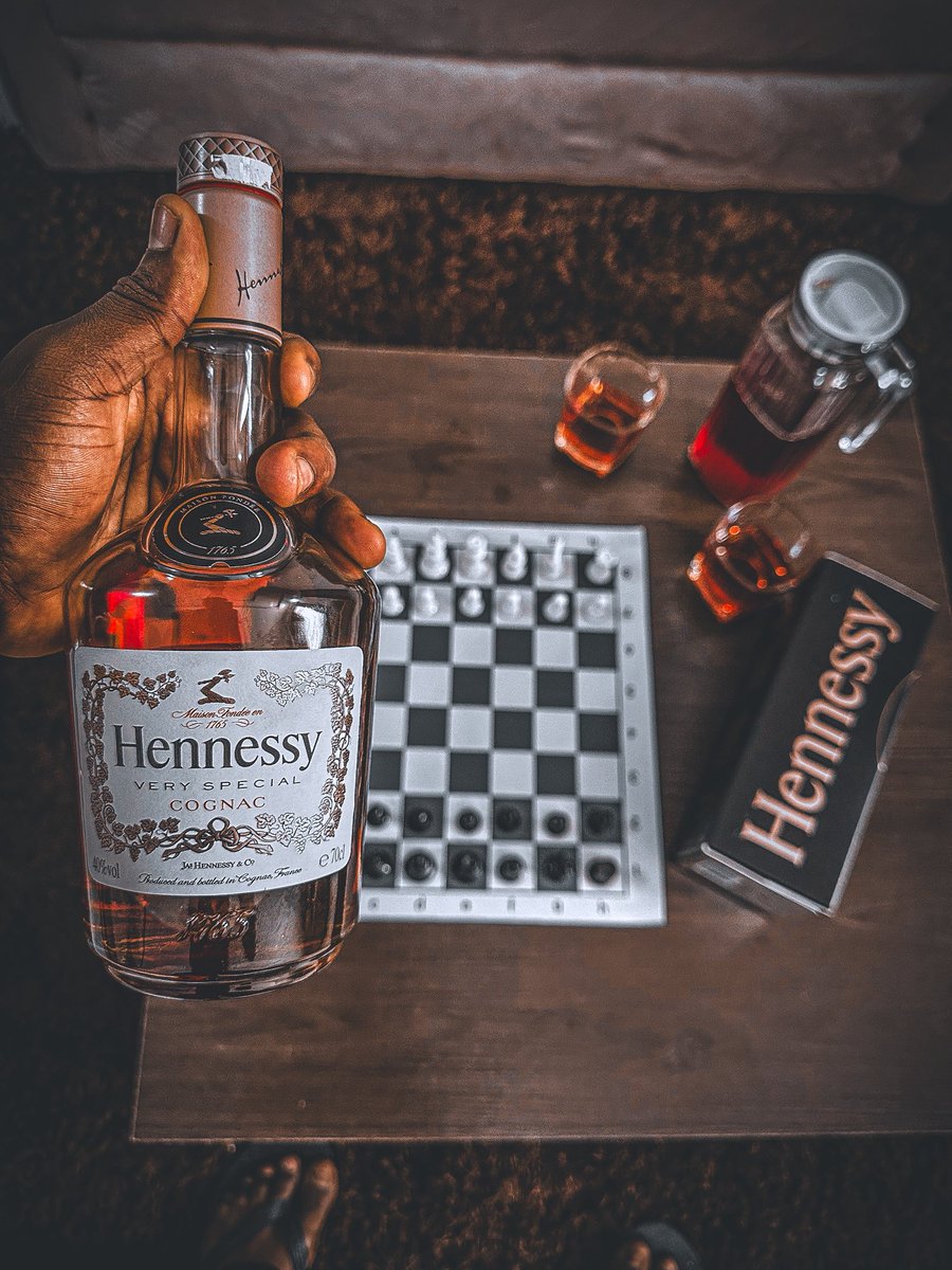 Bams_Jnr's tweet photo. One of those Friday evenings I’d rather spend indoors, enjoying a good game of chess and a glass of Hennessy. https://t.co/8AXy6lMjUp