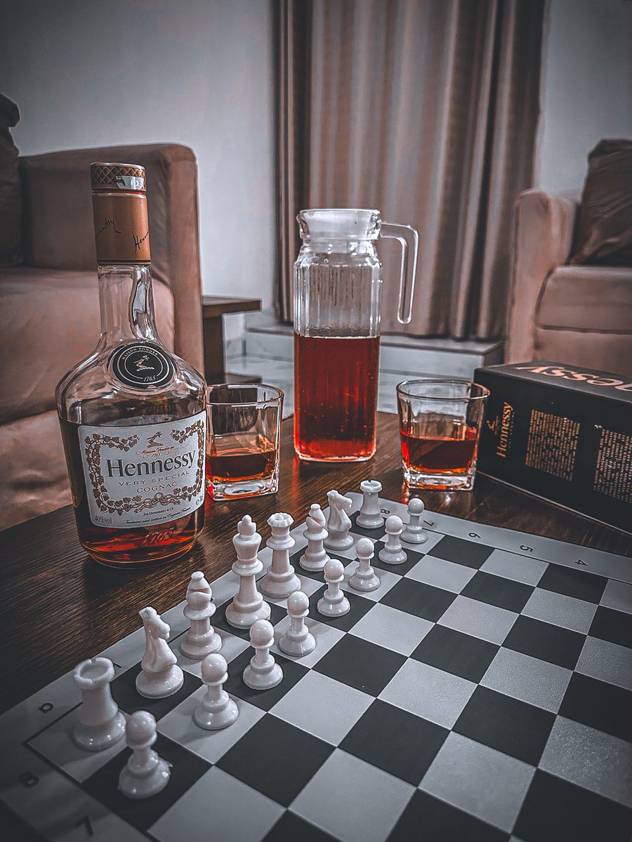 Bams_Jnr's tweet photo. One of those Friday evenings I’d rather spend indoors, enjoying a good game of chess and a glass of Hennessy. https://t.co/8AXy6lMjUp