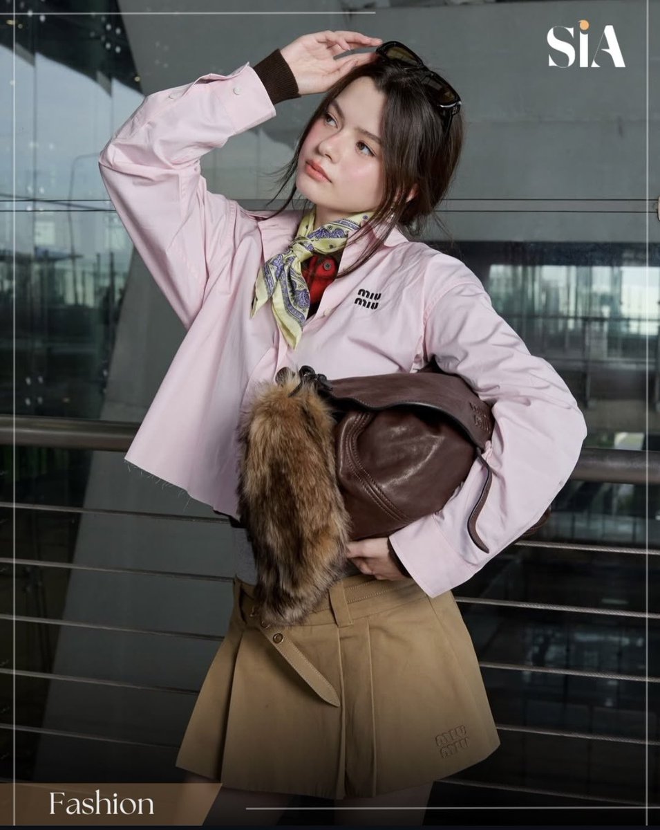 engagementbecky's tweet photo. 📸 | Sia Hong Kong 

https://t.co/w54MLakhsL

A popular atriz tailandesa Becky Armstrong está a caminho da Paris Fashion Week mais uma vez! Ela surgiu no aeroporto exibindo um visual *preppy* clássico da Miu Miu esbanjando um estilo que combina perfeitamente doçura com uma atitude *cool* e descontraída. Mal podemos esperar para ver seu look encantador no desfile de moda feminina Primavera/Verão 2027 da Miu Miu!

REBECCA FLY TO PFW MIU MIU
#MiuMiuPFWxBecky #MiuMiuSS27
#beckysangels #BeckyArmstrong 
#ParisFashionWeek #MiucciaPrada
@MIUMIUofficial