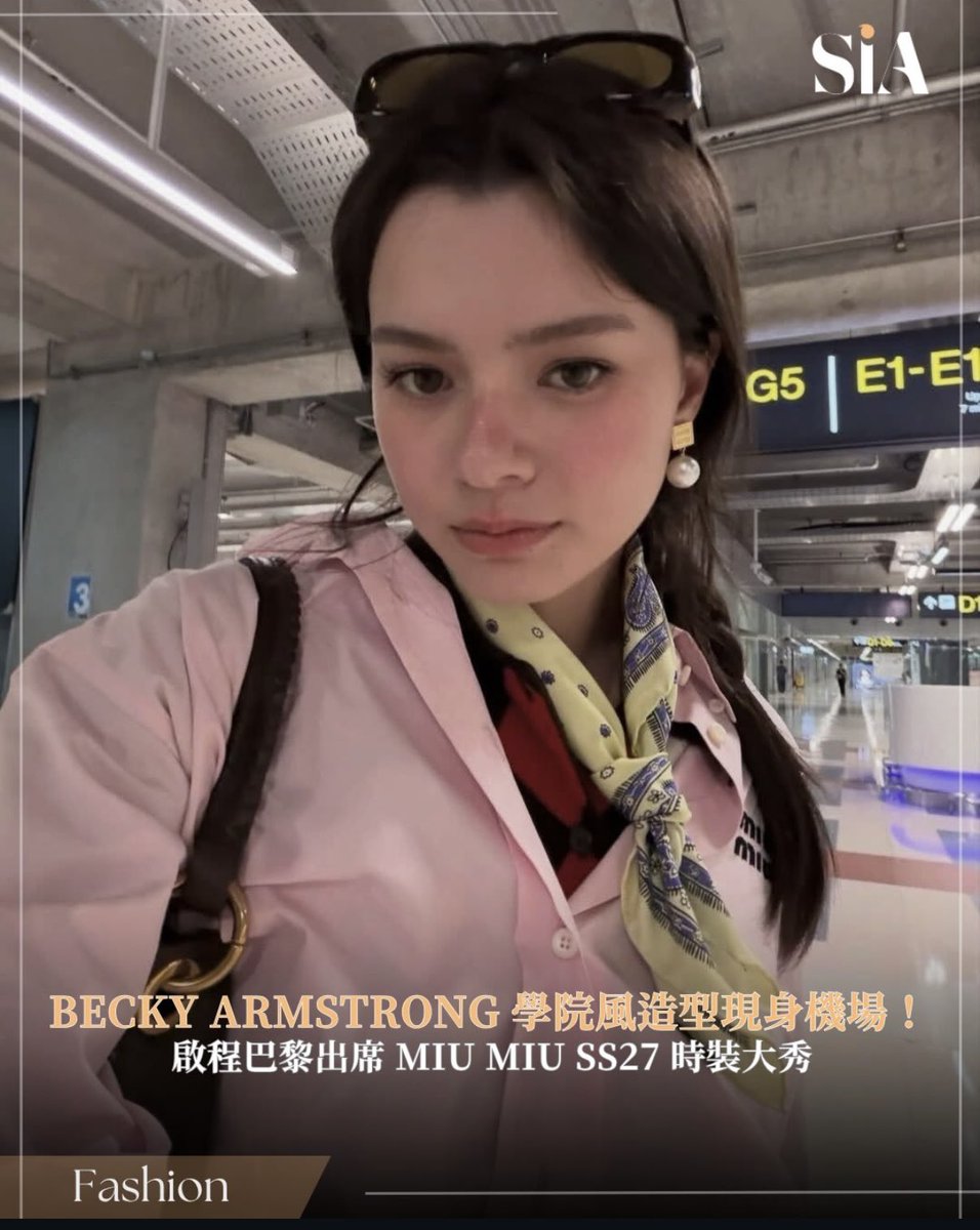 engagementbecky's tweet photo. 📸 | Sia Hong Kong 

https://t.co/w54MLakhsL

A popular atriz tailandesa Becky Armstrong está a caminho da Paris Fashion Week mais uma vez! Ela surgiu no aeroporto exibindo um visual *preppy* clássico da Miu Miu esbanjando um estilo que combina perfeitamente doçura com uma atitude *cool* e descontraída. Mal podemos esperar para ver seu look encantador no desfile de moda feminina Primavera/Verão 2027 da Miu Miu!

REBECCA FLY TO PFW MIU MIU
#MiuMiuPFWxBecky #MiuMiuSS27
#beckysangels #BeckyArmstrong 
#ParisFashionWeek #MiucciaPrada
@MIUMIUofficial
