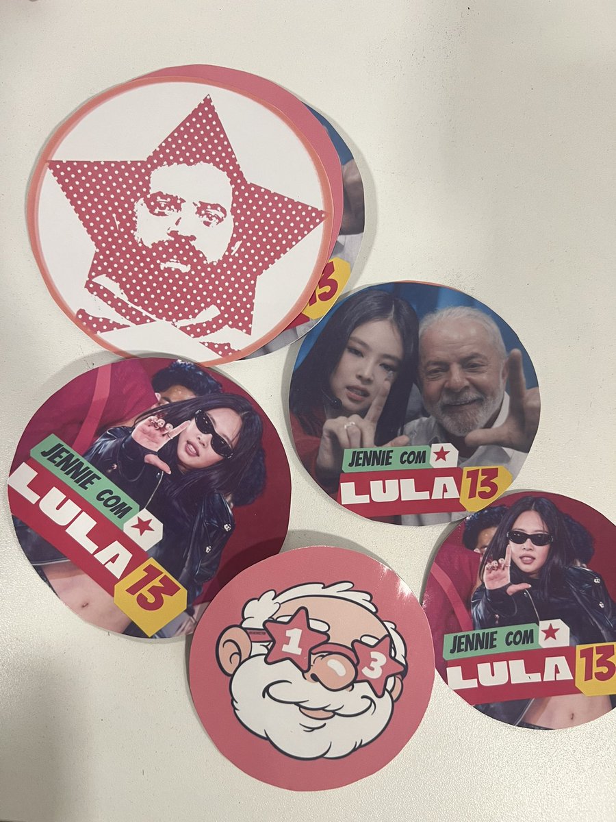jenmayi's tweet photo. WHO WANNA ROCK WITH LULA vai ter adesivo da jennie com lula SIM https://t.co/xFWkEoBV6Z
