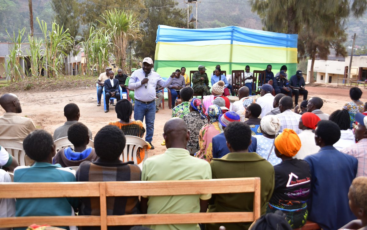RwandaNorth's tweet photo. Kuri iki gicamunsi, Guverineri @gahundemaurice yasuye abaturage b’Umurenge wa Mbogo, Akagari ka Bukoro muri @rulindodistrict. Bagiranye ibiganiro byibanze ku guca inzoga zitujuje ubuziranenge, kwitabira igihembwe cy’ihinga 2027 A. kwitabira amatora y’inzego zegerejwe abaturage... https://t.co/f13jB6w831