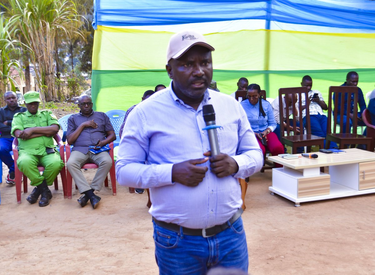 RwandaNorth's tweet photo. Kuri iki gicamunsi, Guverineri @gahundemaurice yasuye abaturage b’Umurenge wa Mbogo, Akagari ka Bukoro muri @rulindodistrict. Bagiranye ibiganiro byibanze ku guca inzoga zitujuje ubuziranenge, kwitabira igihembwe cy’ihinga 2027 A. kwitabira amatora y’inzego zegerejwe abaturage... https://t.co/f13jB6w831