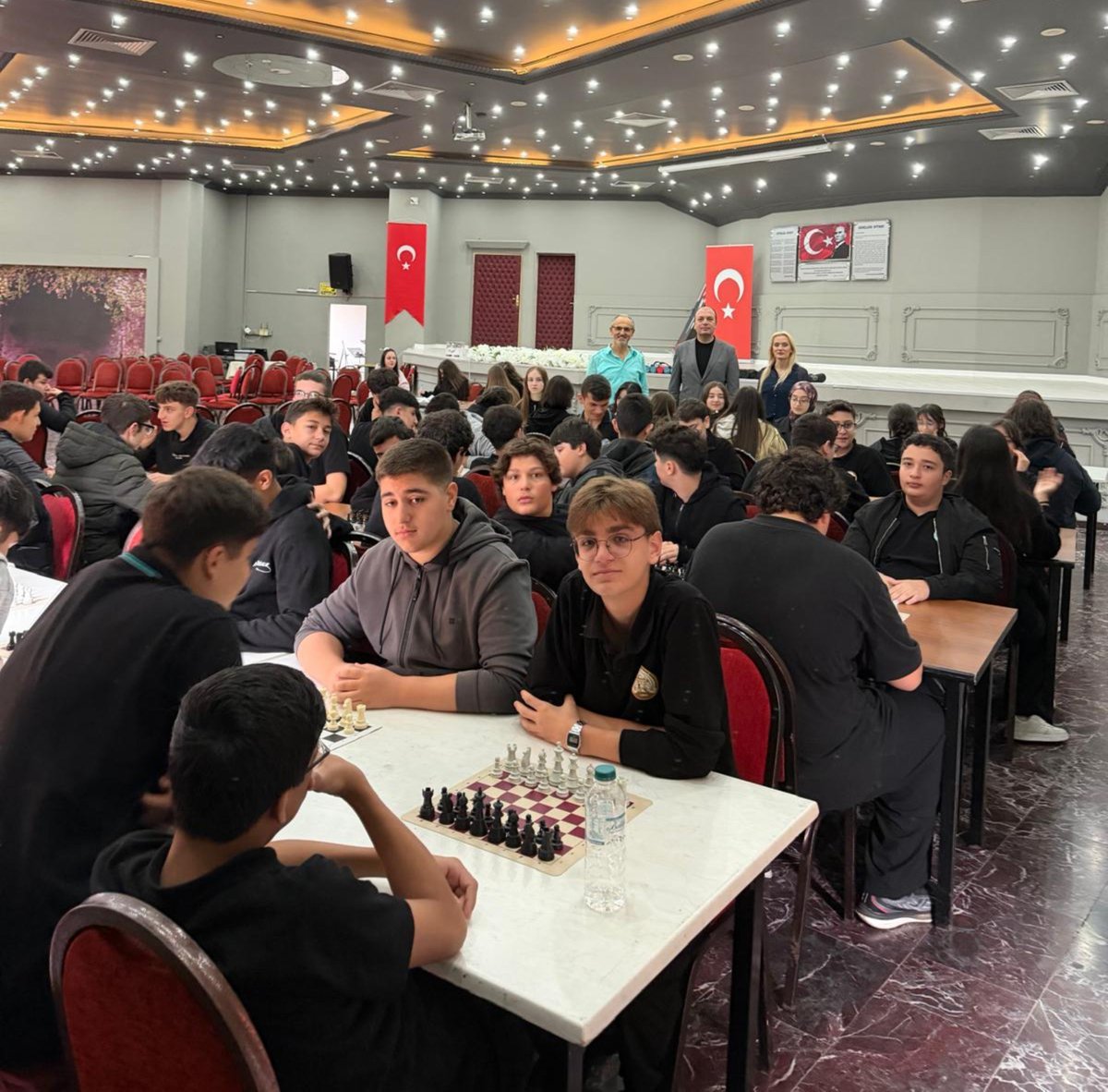 AkcaabatTurizm's tweet photo. ♟️ OKULUMUZDA 31. GELENEKSEL SATRANÇ TURNUVASI GERÇEKLEŞTİRİLDİ

Okulumuzda Felsefe Öğretmenimiz Kemal Bektaş’ın öncülüğünde, öğrencilerimizin stratejik düşünme, dikkat, sabır ve problem çözme becerilerini geliştirmelerine katkı sağlamak amacıyla 31. Geleneksel Satranç Turnuvası gerçekleştirildi.

Turnuvanın açılışında konuşan Okul Müdürümüz Volkan Balcı, satrancın öğrencilerin analitik düşünme ve karar verme becerilerine önemli katkılar sunduğunu belirterek turnuvaya katılan tüm öğrencilerimize başarılar diledi.

Turnuvaya 54 erkek ve 17 kız öğrenci olmak üzere toplam 71 öğrencimiz katıldı.

🏆 Kızlar Kategorisi
🥇 1. Ebrar Aydın
🥈 2. Aysu Çolak
🥉 3. Gamze Nur Şeras

🏆 Erkekler Kategorisi
🥇 1. Yusuf Kaya Birinci
🥈 2. Buğra Mert Solmaz
🥉 3. Gökalp Çimen

Turnuvanın gerçekleştirilmesine öncülük eden Felsefe Öğretmenimiz Kemal Bektaş’a teşekkür eden Okul Müdürümüz Volkan Balcı, öğrencilerimizin akademik gelişimlerinin yanı sıra sosyal, kültürel ve sportif alanlarda da kendilerini geliştirmelerini önemsediklerini ifade etti.

♟️ Turnuvaya katılan tüm öğrencilerimizi tebrik ediyor, dereceye giren öğrencilerimizi kutluyoruz. Turnuvanın düzenlenmesindeki emek ve katkılarından dolayı Felsefe Öğretmenimiz Kemal Bektaş’a teşekkür ediyoruz.

@tcmeb @Yusuf__Tekin @TrabzonValilik @tahirshn_mia @TrabzonBelTr @ahmetmgenc @akcaabatbel @osman_ekim @Trabzon_MEM  @skaygusuz @hasan_uygun91 @AkcaabatIlceMEM  @ustundagyvz @volkanbalci7961