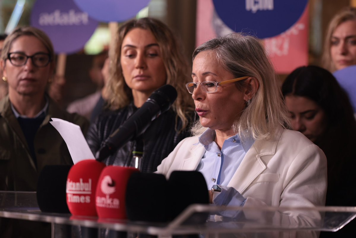 ailedayanisma's tweet photo. Bizim için geçen her gün, adaletin bir gün daha eksilmesi demek.

Çünkü bekletilen yalnızca insanlar değil; hak, hukuk ve adalet bekliyor, hayatlar bekliyor. https://t.co/VsWW5sqOWu