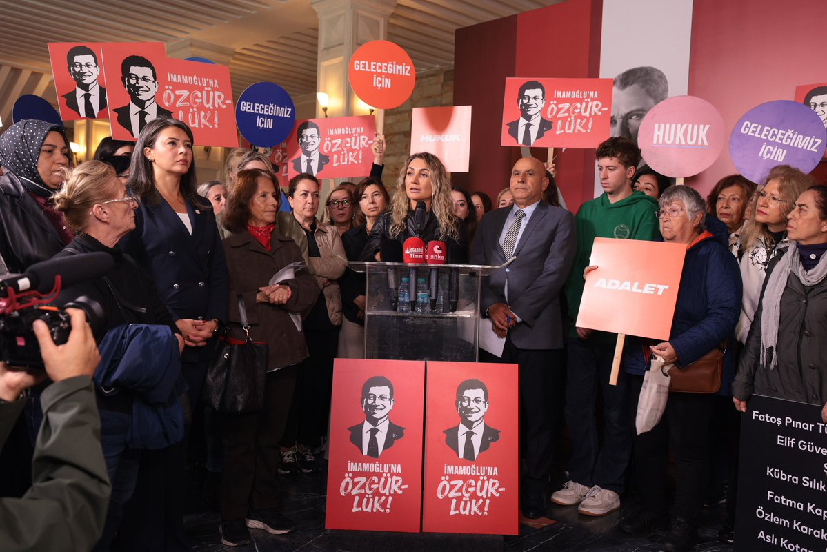 ailedayanisma's tweet photo. Bizim için geçen her gün, adaletin bir gün daha eksilmesi demek.

Çünkü bekletilen yalnızca insanlar değil; hak, hukuk ve adalet bekliyor, hayatlar bekliyor. https://t.co/VsWW5sqOWu