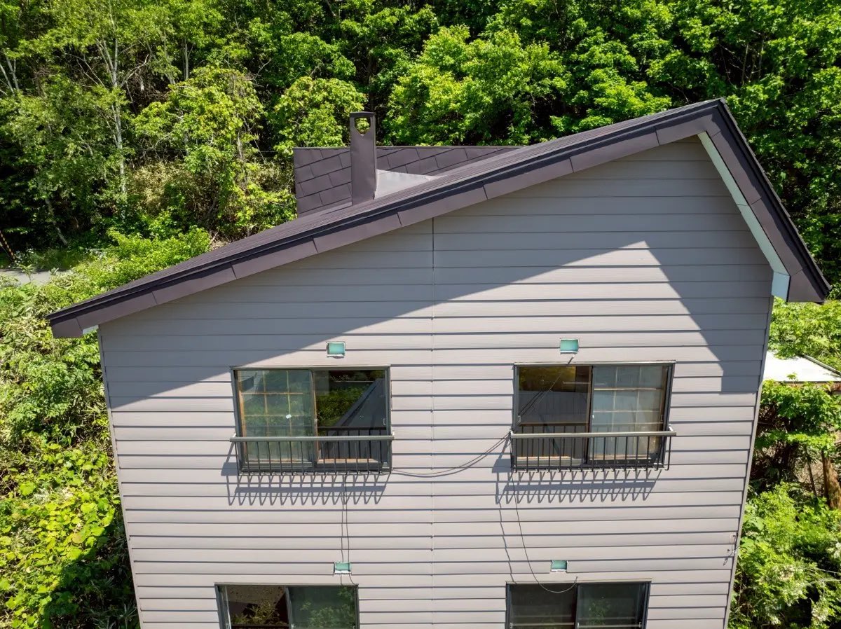 ClownWorld's tweet photo. I’m moving to Japan. 😂

This 4-bedroom house in Otaru, Hokkaido is listed for ¥2.98 million, or roughly $19,000 USD.

It’s 1,229 sq ft and sits on a total of 838 square meters of land (about 9,020 sq ft) across three lots, with hilltop views of the city.

$19,000. For the whole dang house.

What am I missing here? 😂