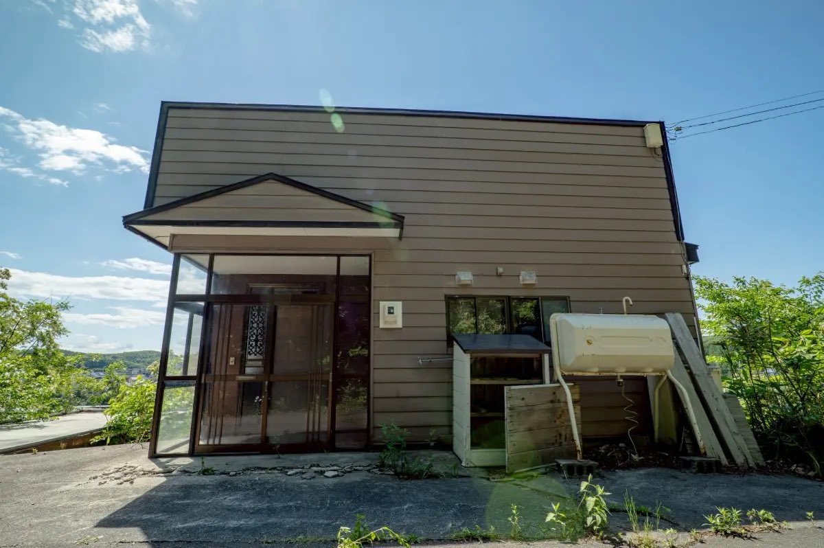 ClownWorld's tweet photo. I’m moving to Japan. 😂

This 4-bedroom house in Otaru, Hokkaido is listed for ¥2.98 million, or roughly $19,000 USD.

It’s 1,229 sq ft and sits on a total of 838 square meters of land (about 9,020 sq ft) across three lots, with hilltop views of the city.

$19,000. For the whole dang house.

What am I missing here? 😂