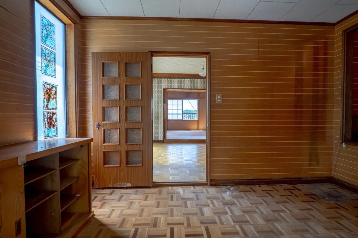 ClownWorld's tweet photo. I’m moving to Japan. 😂

This 4-bedroom house in Otaru, Hokkaido is listed for ¥2.98 million, or roughly $19,000 USD.

It’s 1,229 sq ft and sits on a total of 838 square meters of land (about 9,020 sq ft) across three lots, with hilltop views of the city.

$19,000. For the whole dang house.

What am I missing here? 😂