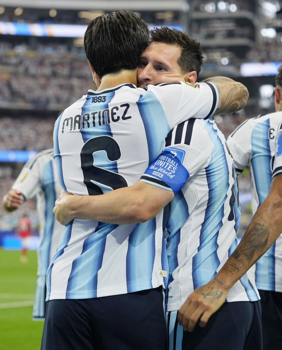 M10GOAT's tweet photo. ليساندرو مارتينيز: 

"لم يكن ميسي يجمع أفراد، بل وحّد بلدًا كاملًا."