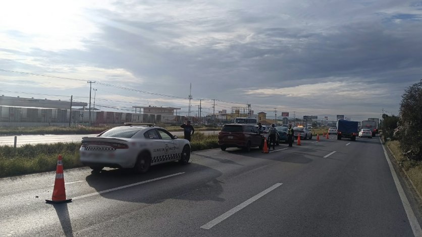 GN_Carreteras's tweet photo. #TomePrecauciones en #SLP continúa cierre parcial de circulación por #AccidenteVial cerca del km. 187+500 de la carretera San Luis Potosí-Querétaro, a la altura del Mpio. San Luis Potosí, con dirección a San Luis Potosí. Atienda indicación vial. https://t.co/BUoFuYjtnJ