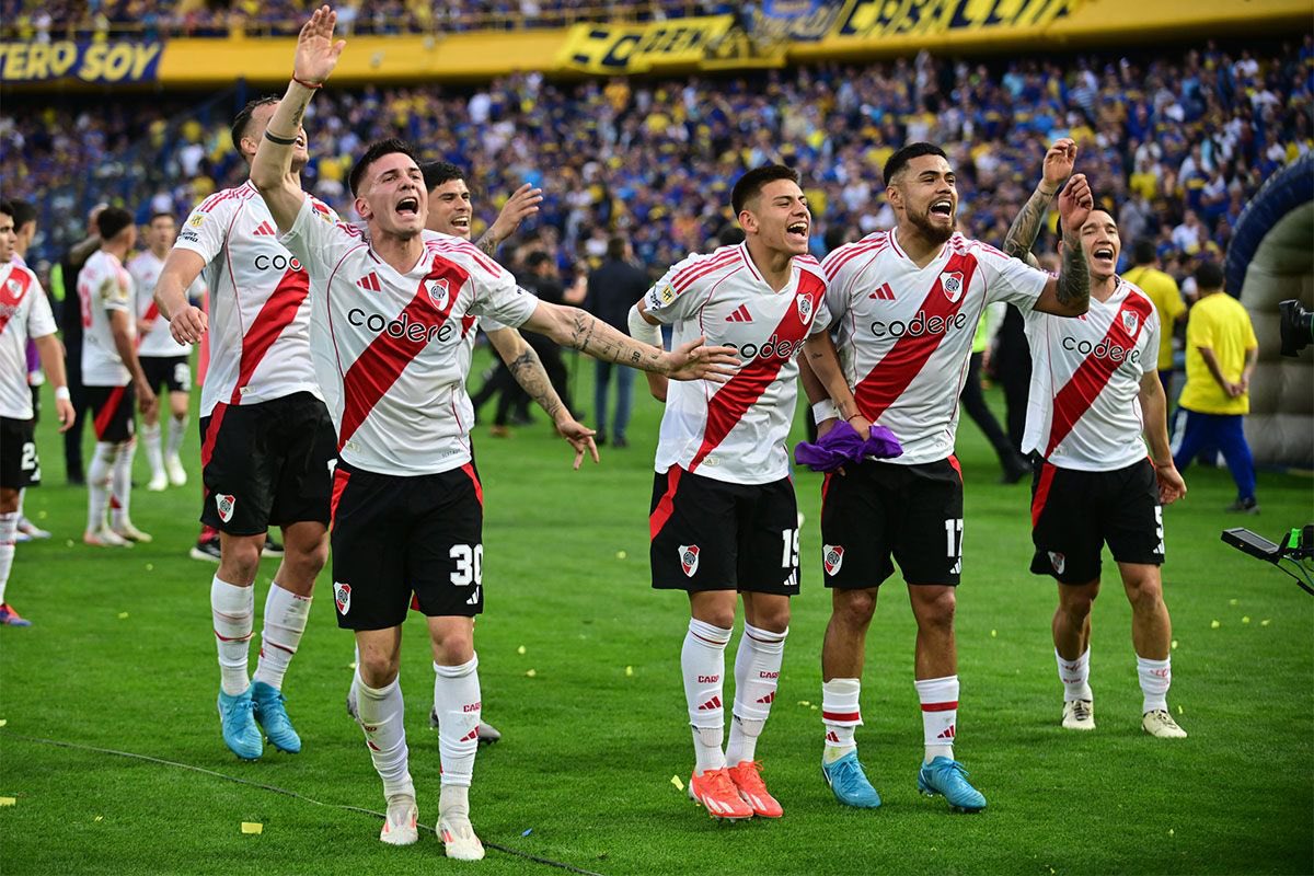 cris__ese's tweet photo. Cuando se pregunten el por qué es tan fuerte el odio de los bosteros a Mastantuono recuerden:

- Baile en su cancha con 17 años 
- Baile de local haciendo el mejor gol y más estético de la historia de los superclásicos
- Nunca perdió ni empató contra boca (3 victorias) https://t.co/qbq5pvVFU5