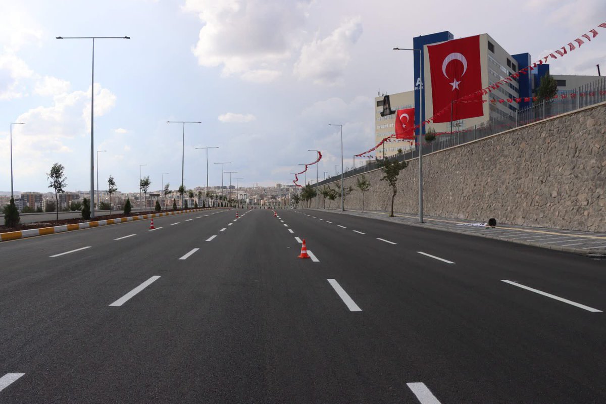 Basin63_com's tweet photo. Şehir Hastanesi Yolu Şimdi Daha Güzel, Daha Konforlu.@sanliurfabld https://t.co/BVEkC3rLpg