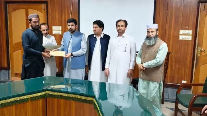 Mudasirpsf's tweet photo. > الحمدللہ! PSF IT Campus کے سابق صدر ثاقب سورانی کی جانب سے طلبہ سے کیا گیا Need-Based Scholarship کا وعدہ پورا۔
> چیکس تقسیم، منتخب طلبہ فیس کلیئرنس مکمل کر کے چیک وصول کریں۔
> PSF ہمیشہ طلبہ کے حقوق کے ساتھ کھڑی رہے گی۔
> صدر ثاقب سورانی اور کابینہ کی طرف سے مبارکباد! https://t.co/EVGZymnf0n