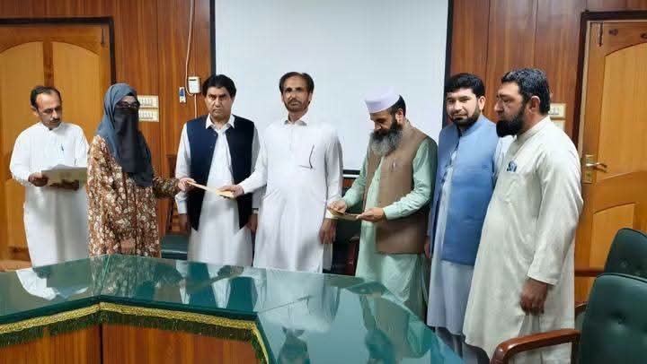 Mudasirpsf's tweet photo. > الحمدللہ! PSF IT Campus کے سابق صدر ثاقب سورانی کی جانب سے طلبہ سے کیا گیا Need-Based Scholarship کا وعدہ پورا۔
> چیکس تقسیم، منتخب طلبہ فیس کلیئرنس مکمل کر کے چیک وصول کریں۔
> PSF ہمیشہ طلبہ کے حقوق کے ساتھ کھڑی رہے گی۔
> صدر ثاقب سورانی اور کابینہ کی طرف سے مبارکباد! https://t.co/EVGZymnf0n