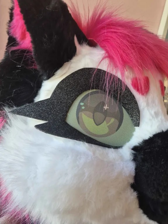 kaelinablossom's tweet photo. This fursuit head is finally complete! You guys can check it out. I’m getting it ready to ship now.
#Fursuit #FursuitMaker #FursuitCommission #FursuitCommissions #Furry #FurryFandom #Fursona #FurryArt #FursuitHead #FursuitWIP #FursuitBuild #CustomFursuit #FurryCommunity https://t.co/d2sQH53Jnf
