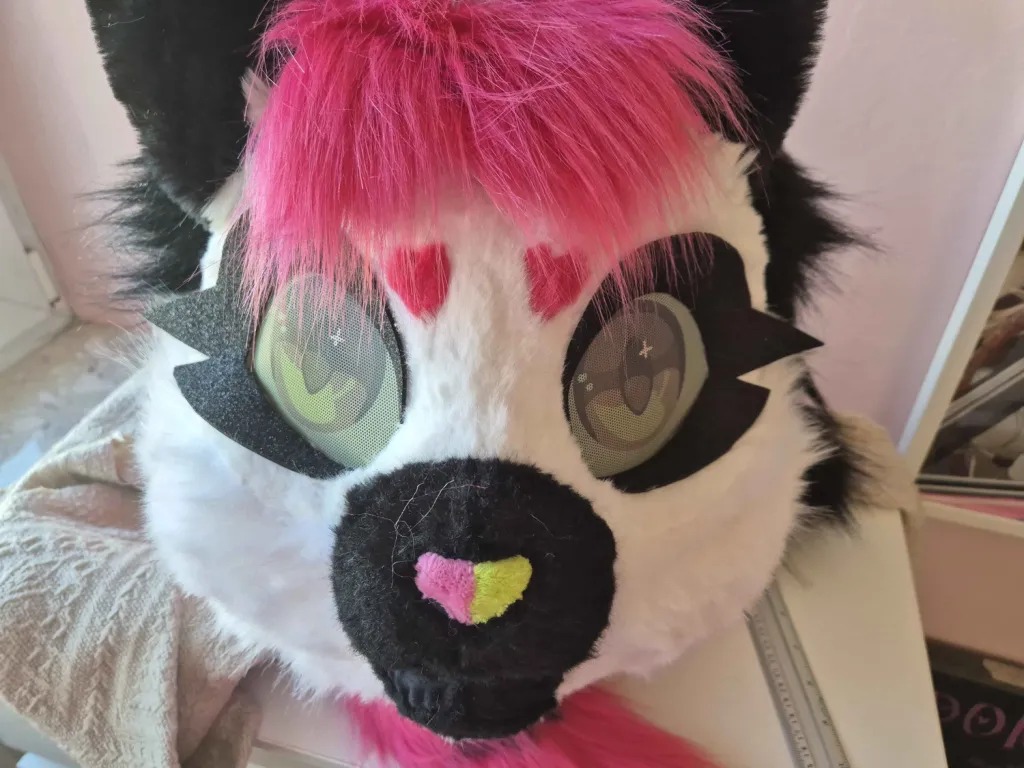 kaelinablossom's tweet photo. This fursuit head is finally complete! You guys can check it out. I’m getting it ready to ship now.
#Fursuit #FursuitMaker #FursuitCommission #FursuitCommissions #Furry #FurryFandom #Fursona #FurryArt #FursuitHead #FursuitWIP #FursuitBuild #CustomFursuit #FurryCommunity https://t.co/d2sQH53Jnf