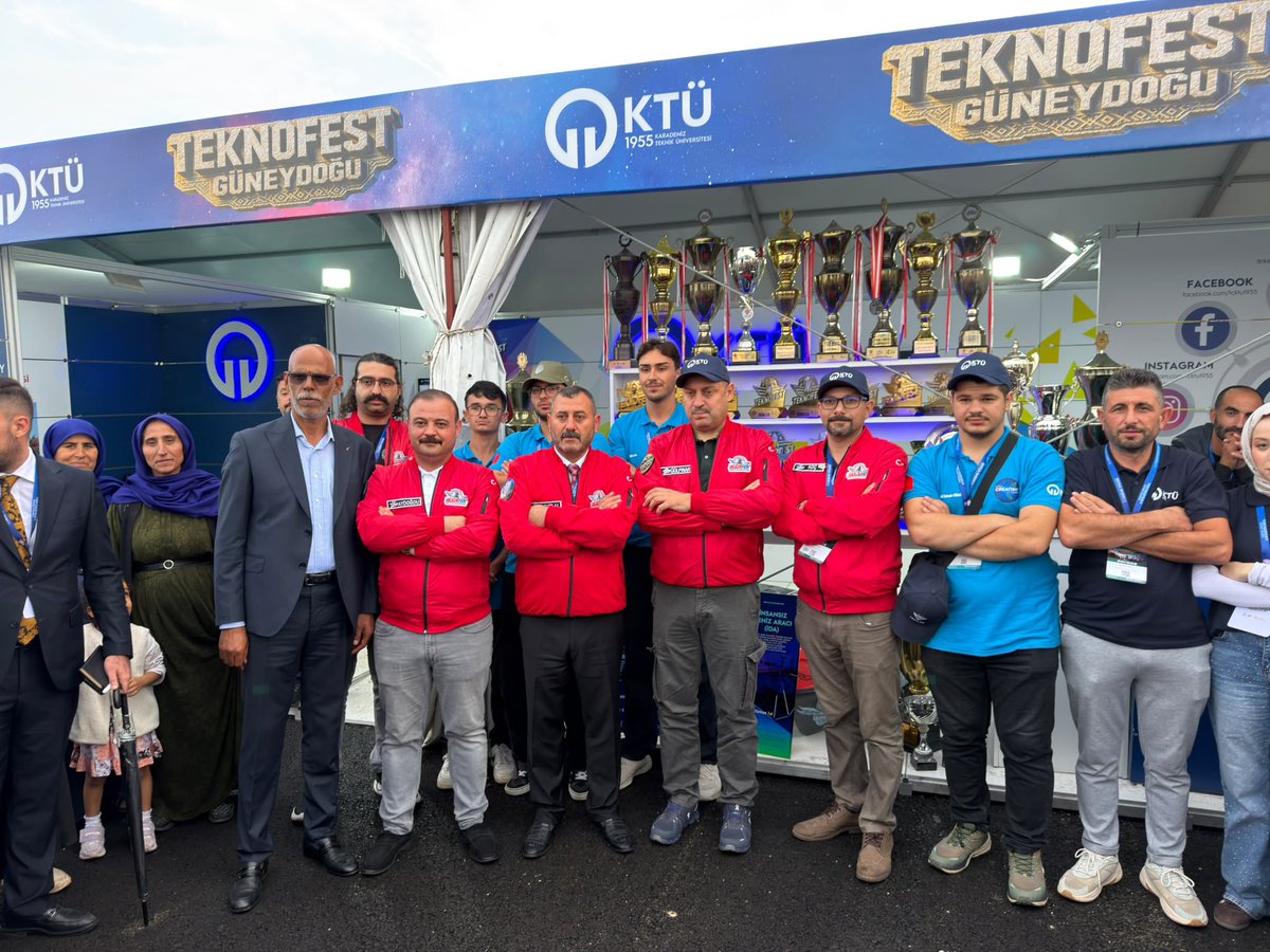 Sanliurfa_MHP's tweet photo. 📍 ŞANLIURFA | TEKNOFEST 🇹🇷🚀

Milliyetçi Hareket Partisi Şanlıurfa İl Başkanımız Sayın Ecz. Osman Mutlu, TEKNOFEST Güneydoğu’nun 3. gününde vatandaşlarımız ve kıymetli misafirlerimizle bir araya gelerek sohbet etti.

Şanlıurfa’mızın ev sahipliğinde gerçekleşen TEKNOFEST’in coşkusunu ve heyecanını hemşehrilerimizle birlikte paylaşmaya devam ediyoruz. 🇹🇷🚀

@dbdevletbahceli 
@MHP_Bilgi 
@eczosmanmutlu