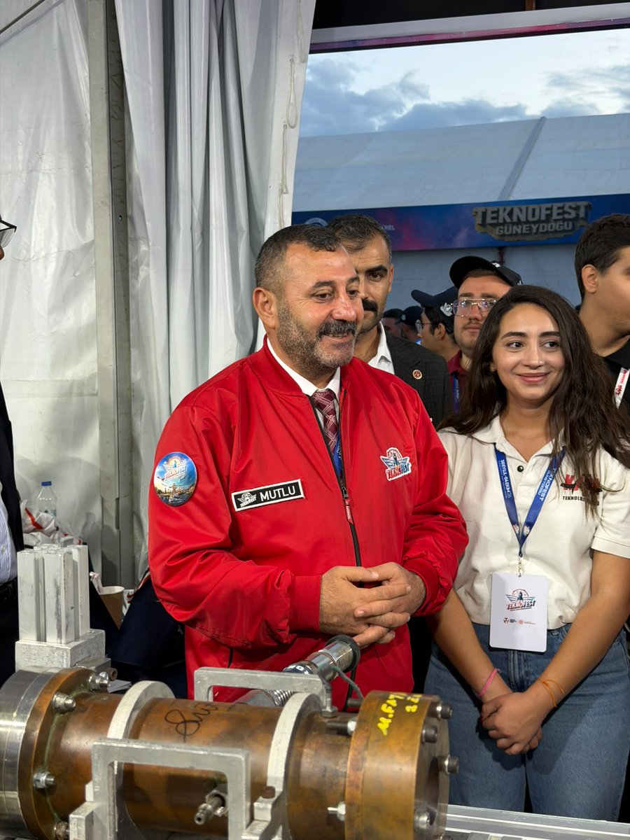 Sanliurfa_MHP's tweet photo. 📍 ŞANLIURFA | TEKNOFEST 🇹🇷🚀

Milliyetçi Hareket Partisi Şanlıurfa İl Başkanımız Sayın Ecz. Osman Mutlu, TEKNOFEST Güneydoğu’nun 3. gününde vatandaşlarımız ve kıymetli misafirlerimizle bir araya gelerek sohbet etti.

Şanlıurfa’mızın ev sahipliğinde gerçekleşen TEKNOFEST’in coşkusunu ve heyecanını hemşehrilerimizle birlikte paylaşmaya devam ediyoruz. 🇹🇷🚀

@dbdevletbahceli 
@MHP_Bilgi 
@eczosmanmutlu