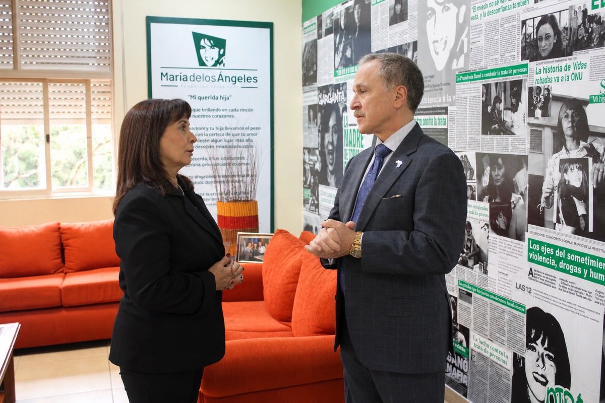 USAmbassadorARG's tweet photo. Orgulloso de conocer a Susana Trimarco, nombrada TIP Hero en 2007 por sus incansables esfuerzos por encontrar a su hija y combatir la trata. 

Como dijo el secretario Rubio: “La trata de personas es un crimen horrendo y devastador.” Estados Unidos sigue comprometido a desmantelar redes de trata y apoyar a sobrevivientes y defensoras como Susana.
