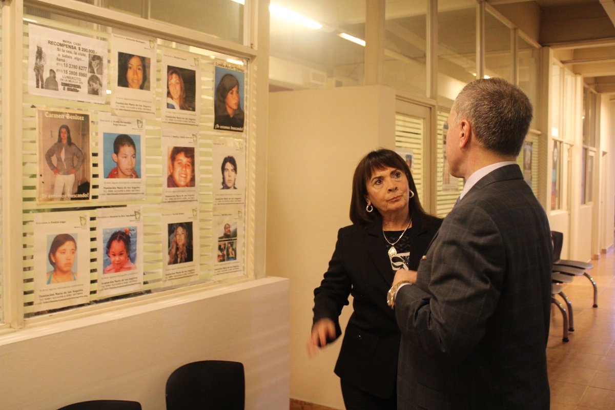 USAmbassadorARG's tweet photo. Orgulloso de conocer a Susana Trimarco, nombrada TIP Hero en 2007 por sus incansables esfuerzos por encontrar a su hija y combatir la trata. 

Como dijo el secretario Rubio: “La trata de personas es un crimen horrendo y devastador.” Estados Unidos sigue comprometido a desmantelar redes de trata y apoyar a sobrevivientes y defensoras como Susana.