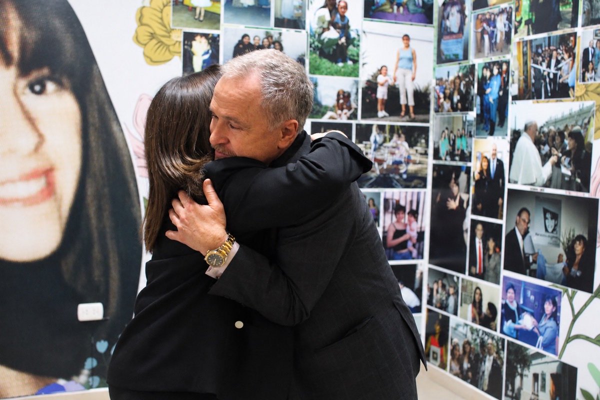 USAmbassadorARG's tweet photo. Orgulloso de conocer a Susana Trimarco, nombrada TIP Hero en 2007 por sus incansables esfuerzos por encontrar a su hija y combatir la trata. 

Como dijo el secretario Rubio: “La trata de personas es un crimen horrendo y devastador.” Estados Unidos sigue comprometido a desmantelar redes de trata y apoyar a sobrevivientes y defensoras como Susana.